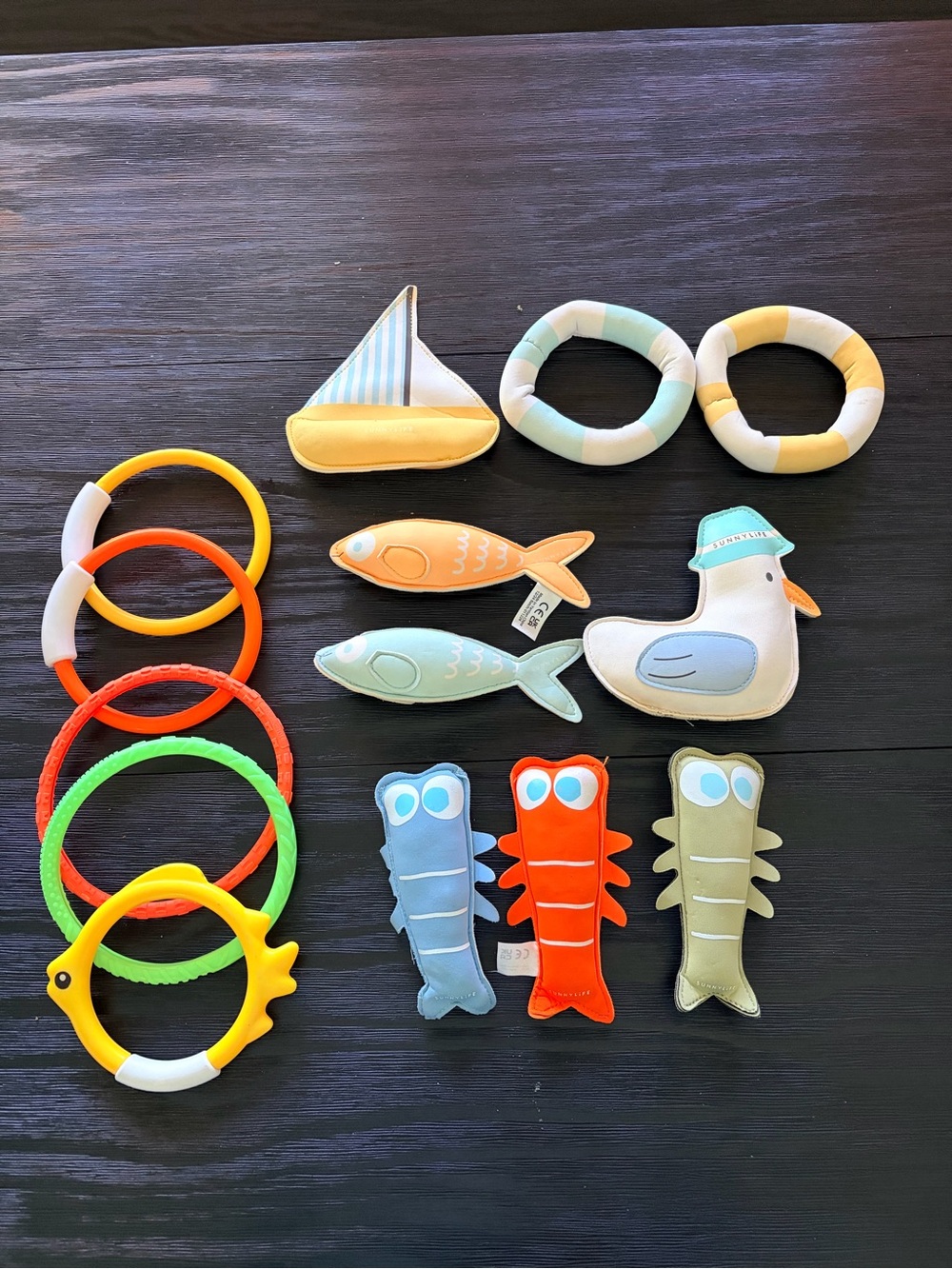 9 Sunnylife dive buddies plus 5 rings.